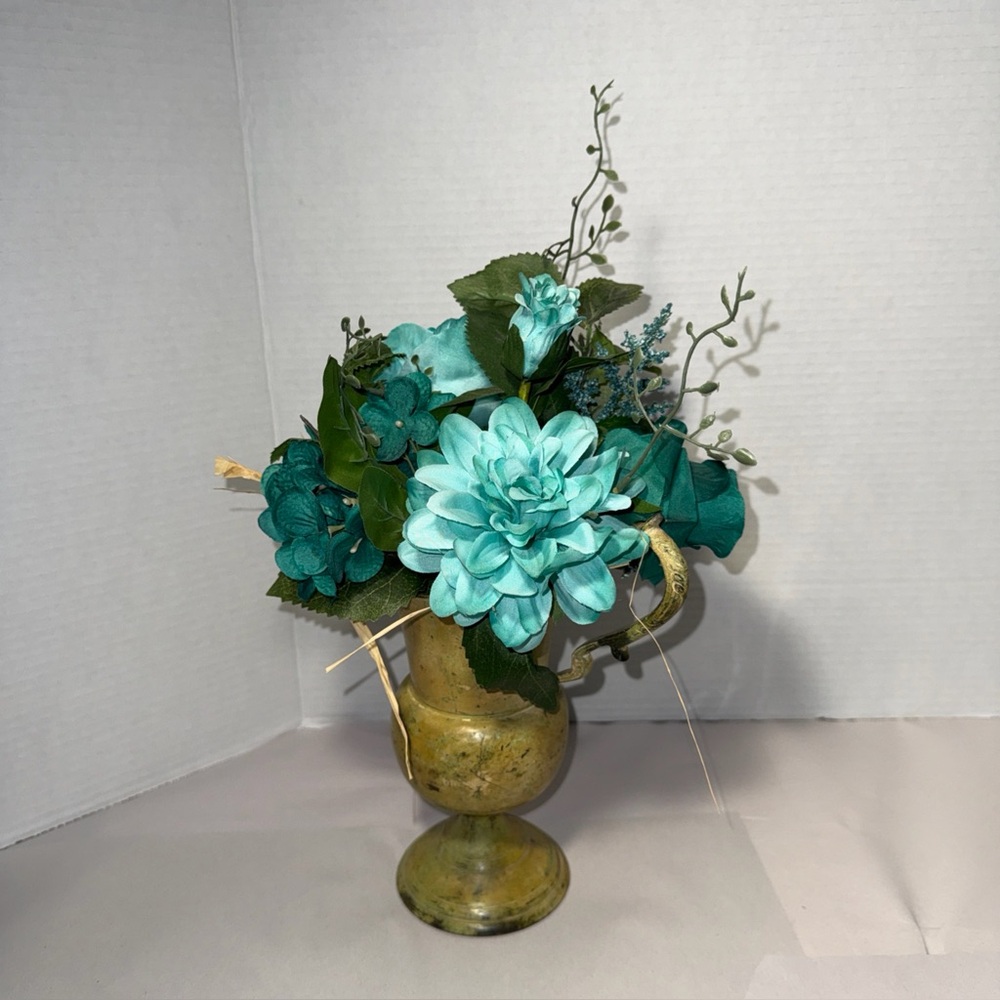 Elegant Gold Vase with Teal Floral Arrangement